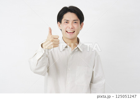 男性 20代 グッドサイン 白背景 男性 20代 グッドサイン 白背景 125051247
