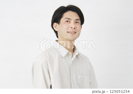 男性　20代　ポートレート　目線無し　白背景 125051254