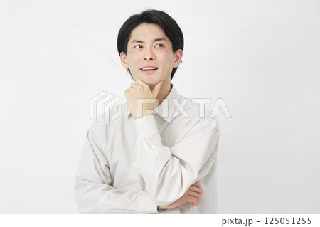 男性　20代　想像する　白背景 125051255