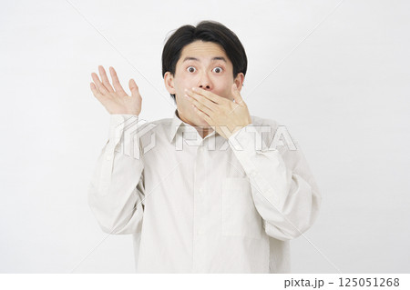 男性 20代 驚く 白背景 男性 20代 驚く 白背景 125051268