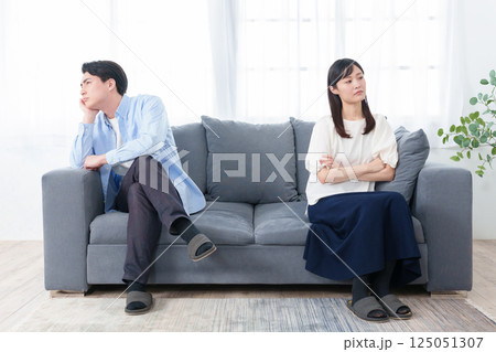 夫婦　カップル　喧嘩　トラブル 125051307