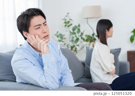 夫婦　カップル　喧嘩　トラブル 125051320