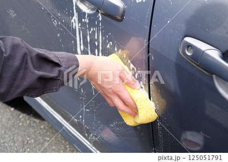 家で洗車をする40代男性の手 125051791