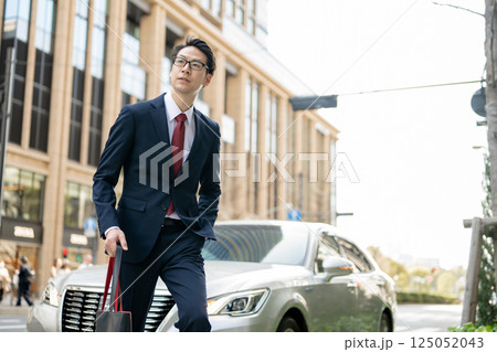 車の前に立つビジネスマン 車の前に立つビジネスマン 125052043