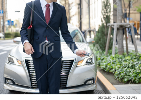 車の前に立つビジネスマン 125052045