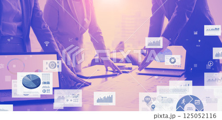 会議するビジネスパーソンのグループとデジタルデータ バナー・広告向け横長ビジュアル 会議するビジネスパーソンのグループとデジタルデータ バナー・広告向け横長ビジュアル 125052116