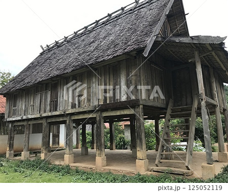 ラオスの田舎の風景と昔ながらの高床式住居 ラオスの田舎の風景と昔ながらの高床式住居 125052119