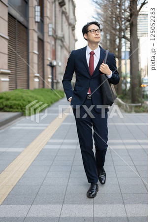オフィス街を歩くビジネスマン オフィス街を歩くビジネスマン 125052283