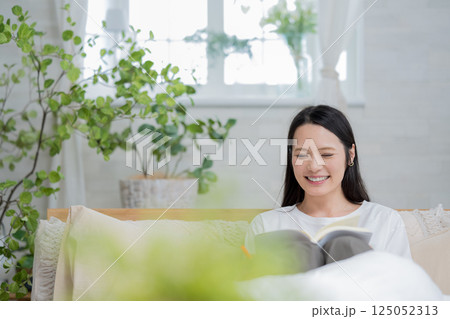 ベッドで読書をするきれいな女性|勉強|趣味|健康的な暮らしイメージ|ウェルビー女子|ウェルビーイング ベッドで読書をするきれいな女性|勉強|趣味|健康的な暮らしイメージ|ウェルビー女子|ウェルビーイング 125052313