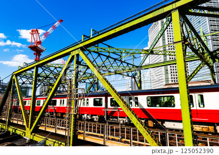 鉄道橋と工事のクレーン 東京の鉄道風景 2025.03　a-2 高彩度コントラスト 125052390