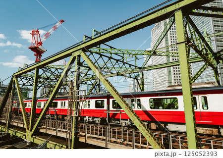 鉄道橋と工事のクレーン 東京の鉄道風景 2025.03 a-5 フィルム調 鉄道橋と工事のクレーン 東京の鉄道風景 2025.03 a-5 フィルム調 125052393