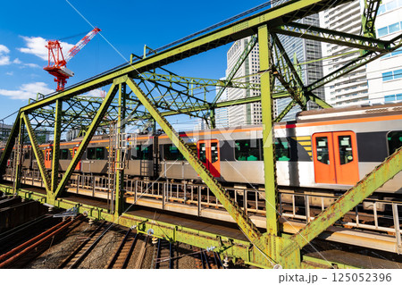 鉄道橋と工事のクレーン 東京の鉄道風景 2025.03 b-1 鉄道橋と工事のクレーン 東京の鉄道風景 2025.03 b-1 125052396