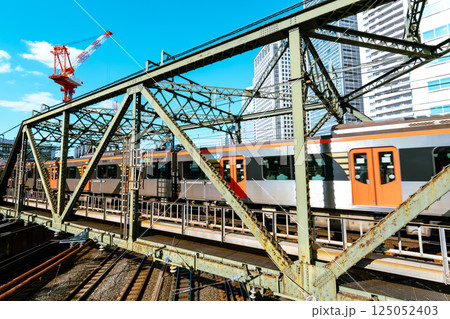 鉄道橋と工事のクレーン 東京の鉄道風景 2025.03 b-4 ライトカラー 鉄道橋と工事のクレーン 東京の鉄道風景 2025.03 b-4 ライトカラー 125052403
