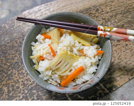 旬の春を味わう!タケノコの炊き込みご飯の写真 125052419
