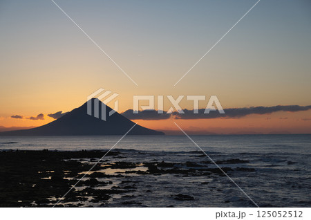 夜明け前の開聞岳 125052512