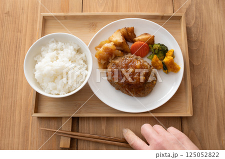 ご飯と玉ねぎソースのハンバーグに野菜のソテーが添えられたプレート ご飯と玉ねぎソースのハンバーグに野菜のソテーが添えられたプレート 125052822