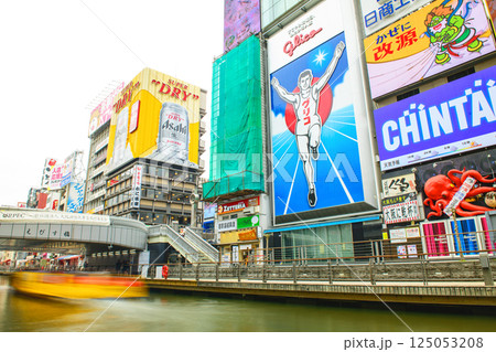 道頓堀　戎橋下を進む　とんぼりリバークルーズ　大阪市 125053208