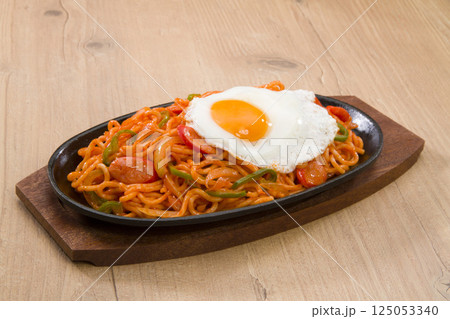 目玉焼きをのせた鉄板ナポリタン 目玉焼きをのせた鉄板ナポリタン 125053340