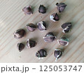 木目まな板に乗せたモリンガの種（メキシコ産） 125053747