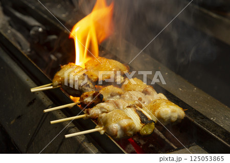焼鳥を焼く 125053865