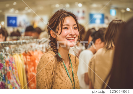 笑顔で対応する女性販売スタッフ　 125054062