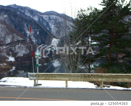 山に囲まれた田舎のバス停の懐かしい風景 山に囲まれた田舎のバス停の懐かしい風景 125054163