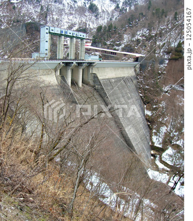藤原ダムの冬の風景:利根川、群馬、日本 藤原ダムの冬の風景:利根川、群馬、日本 125054167