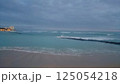 ハワイ　曇り空の海岸と荒ぶる波 125054218