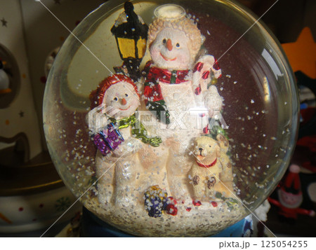 クリスマスのスノードーム 125054255