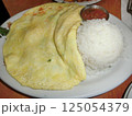 ハワイ　大人気グルメのオムレツカレーライス 125054379