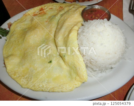 ハワイ　大人気グルメのオムレツカレーライス 125054379