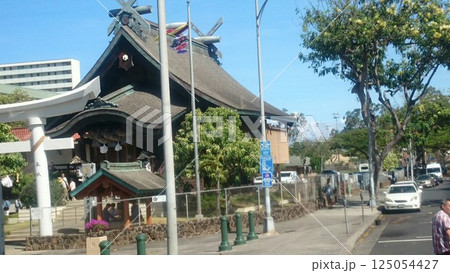 ハワイ　生活風景　寺院　車　地域住民 125054427