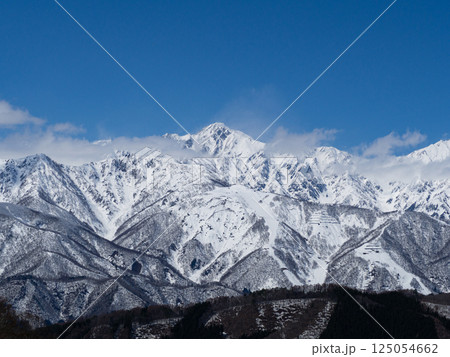 快晴の空と雪の北アルプス 長野県白馬村 快晴の空と雪の北アルプス 長野県白馬村 125054662