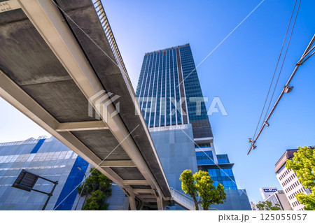 日本の横浜都市景観　関内駅前のベースゲート横浜関内タワーなどを望む＝令和7年4月14日 125055057