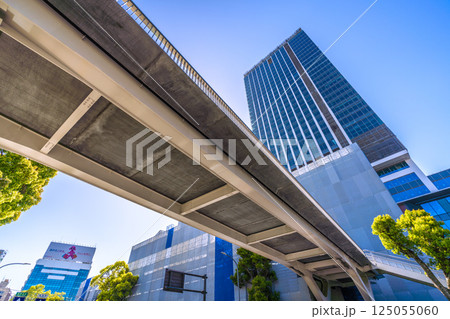 日本の横浜都市景観　関内駅前のベースゲート横浜関内タワーなどを望む＝令和7年4月14日 125055060