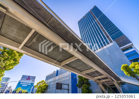 日本の横浜都市景観　関内駅前のベースゲート横浜関内タワーなどを望む＝令和7年4月14日 125055061