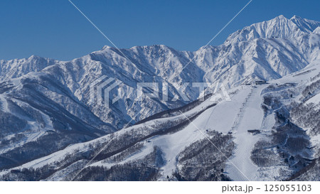 北アルプスの山並みとスキー場　遠景　長野県白馬村 125055103