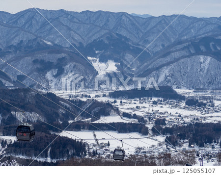 北アルプスの山並みとスキー場　遠景　長野県白馬村 125055107