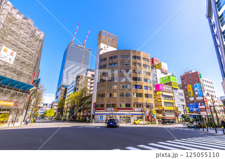 日本の横浜都市景観　尾上町から関内駅前のベースゲート横浜関内タワーなどを望む＝令和7年4月14日 125055110