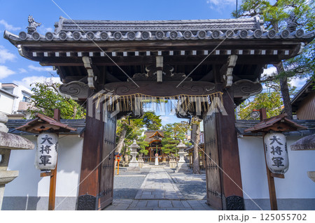 京都　大将軍八神社　神門から見える拝殿 125055702