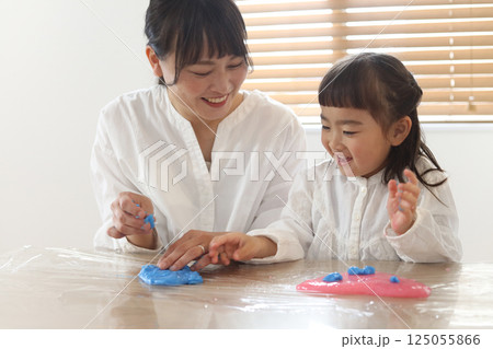 スライムを作る親子 スライムを作る親子 125055866