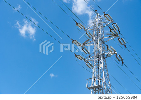 左側にコピースペースのある鉄塔の写真 左側にコピースペースのある鉄塔の写真 125055984