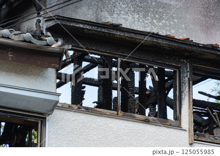 火事によって燃えてしまった家の跡 火事によって燃えてしまった家の跡 125055985