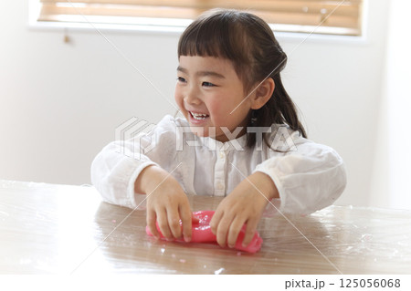 スライムで遊ぶ女の子 スライムで遊ぶ女の子 125056068