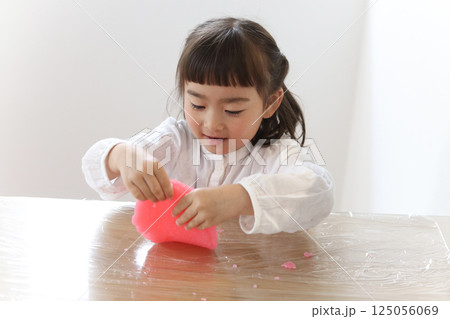 スライムで遊ぶ女の子 125056069