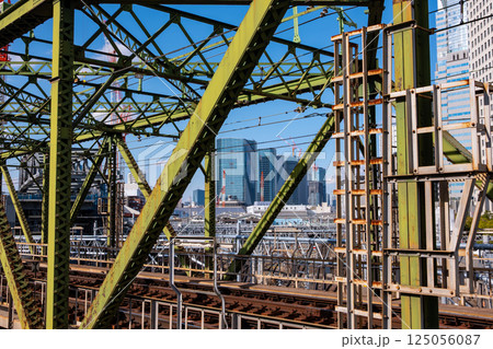 鉄道橋と高層ビル群 東京の都市風景 2025.03 a-1 鉄道橋と高層ビル群 東京の都市風景 2025.03 a-1 125056087