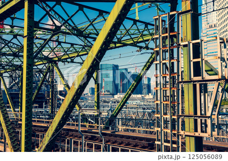鉄道橋と高層ビル群 東京の都市風景 2025.03 a-3 暖色寒色強調 鉄道橋と高層ビル群 東京の都市風景 2025.03 a-3 暖色寒色強調 125056089