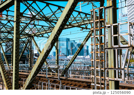 鉄道橋と高層ビル群 東京の都市風景 2025.03 a-4 ライトカラー 鉄道橋と高層ビル群 東京の都市風景 2025.03 a-4 ライトカラー 125056090