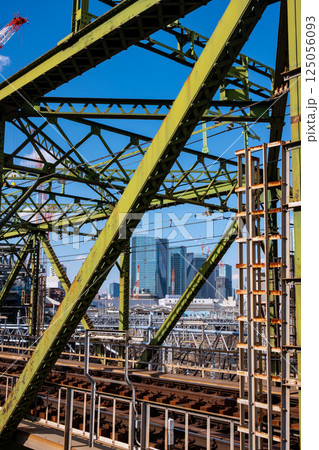 鉄道橋と高層ビル群 東京の都市風景 2025.03 b-1 鉄道橋と高層ビル群 東京の都市風景 2025.03 b-1 125056093