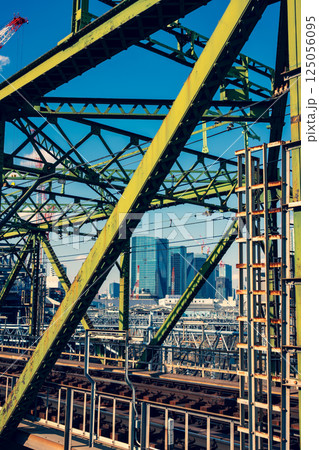 鉄道橋と高層ビル群 東京の都市風景 2025.03 b-3 暖色寒色強調 鉄道橋と高層ビル群 東京の都市風景 2025.03 b-3 暖色寒色強調 125056095